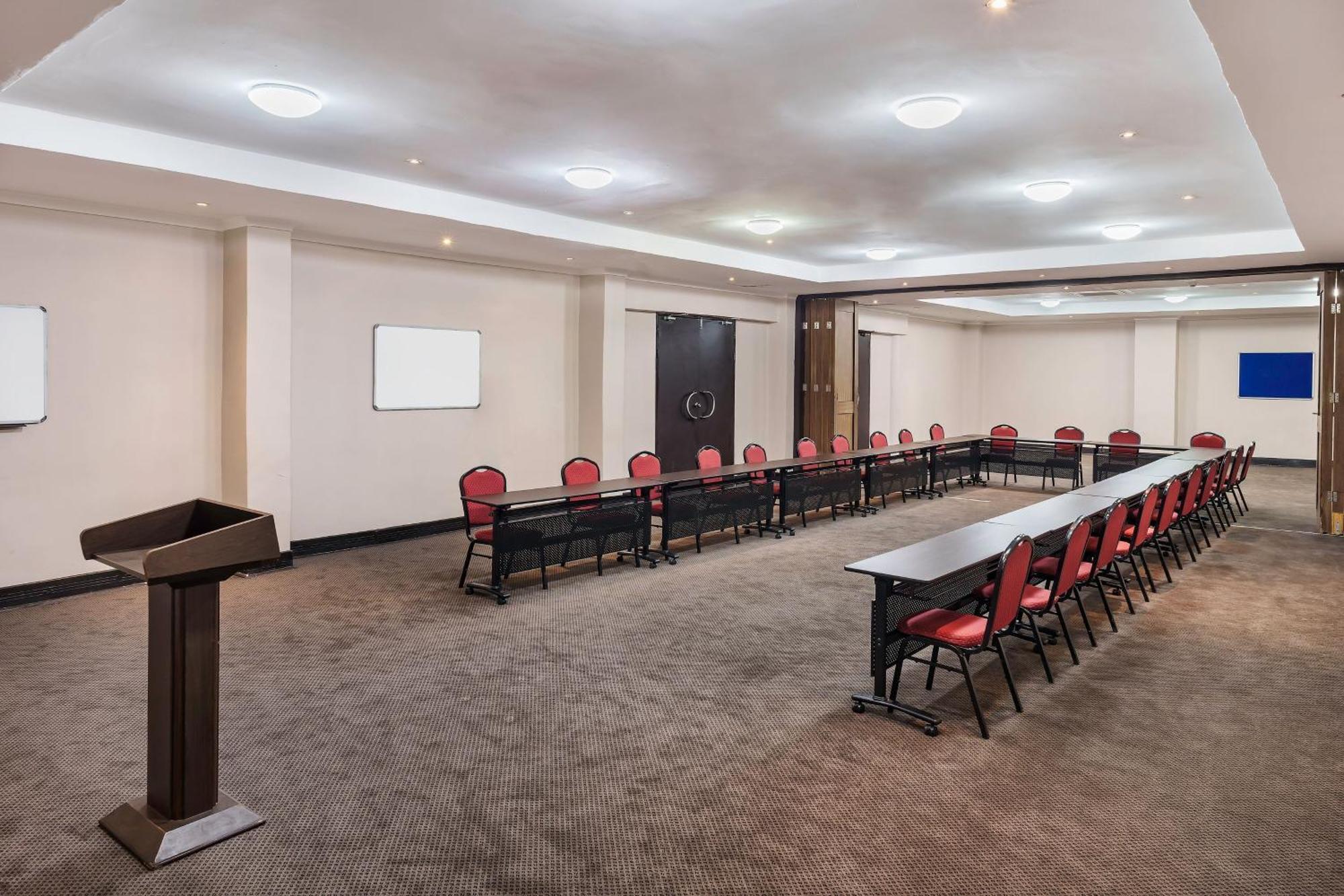 Protea Hotel By Marriott Lusaka Esterno foto